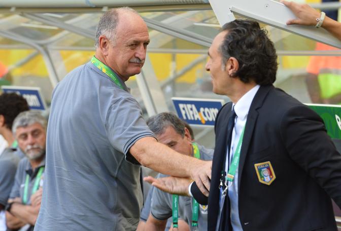 Italia-Brasile, ultima giornata del girone A di Confederations Cup. Scolari e Prandelli si salutano prima dell'inizio del match. Afp